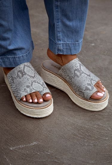 Diba True Women's Demi Chase Espadrille Flat Platform Sandal with Toe Ring